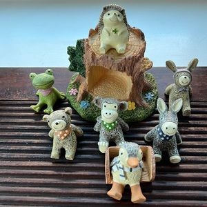 Clay table decoration (7 animals, one bench, one trunk)